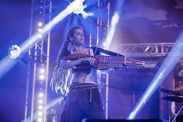 Concert en plein air lors du GraalFest, ambiance nocturne avec éclairages de scène