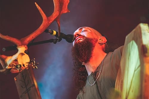 Groupe Detvar en performance lors du GraalFest, ambiance festive