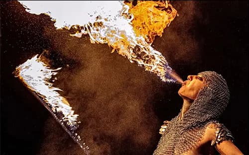 Spectacle pyrotechnique avec un dragon de feu crachant des flammes