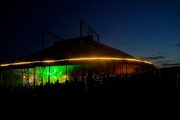 Artiste en costume médiéval sur la scène du GraalFest