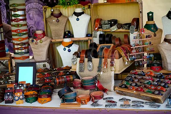 Spectacle sur la grande scène du festival avec éclairages colorés